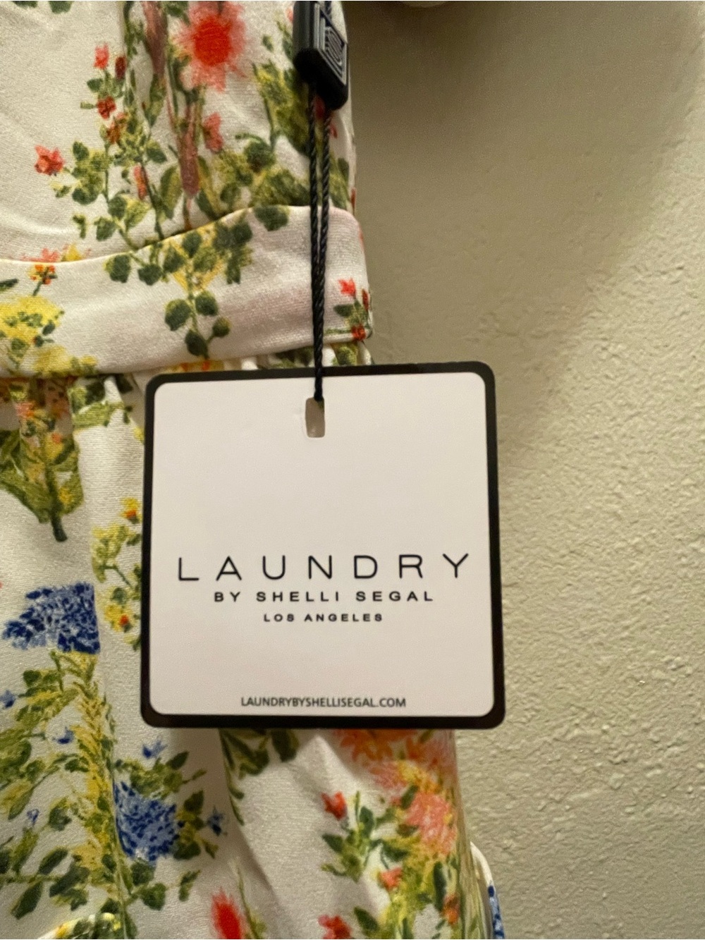Laundry clothing tag on floral fabric - Picture 2 of 3